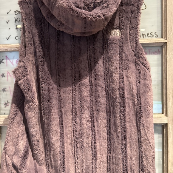 North Face Cozy Faux Fur Vest - Picture 5 of 6